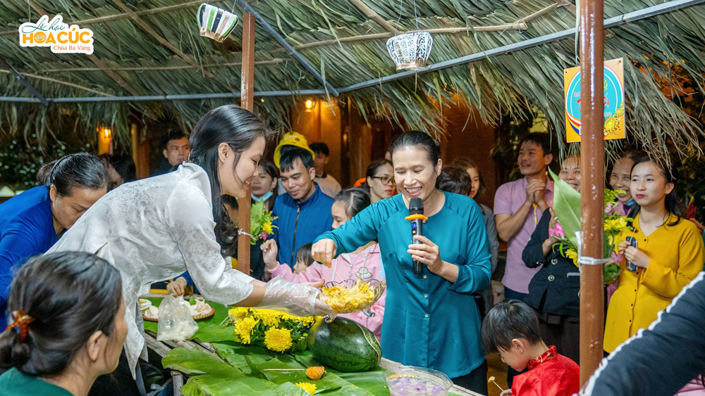 Cô Phạm Thị Yến tham quan các gian hàng tại khu chợ quê
