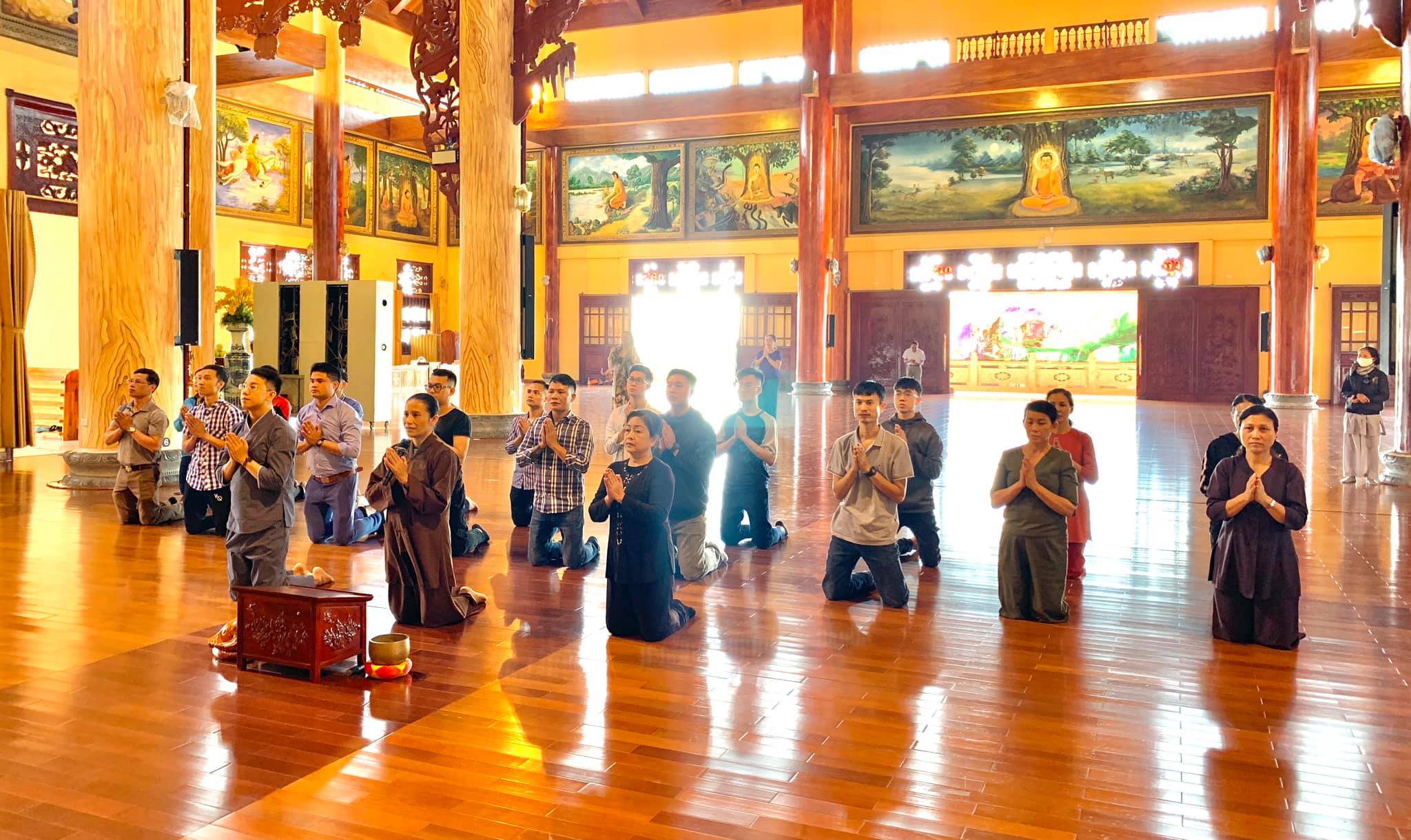 Cô Phạm Thị Yến cùng các Phật tử trong CLB Cúc Vàng bạch Phật cầu gia hộ