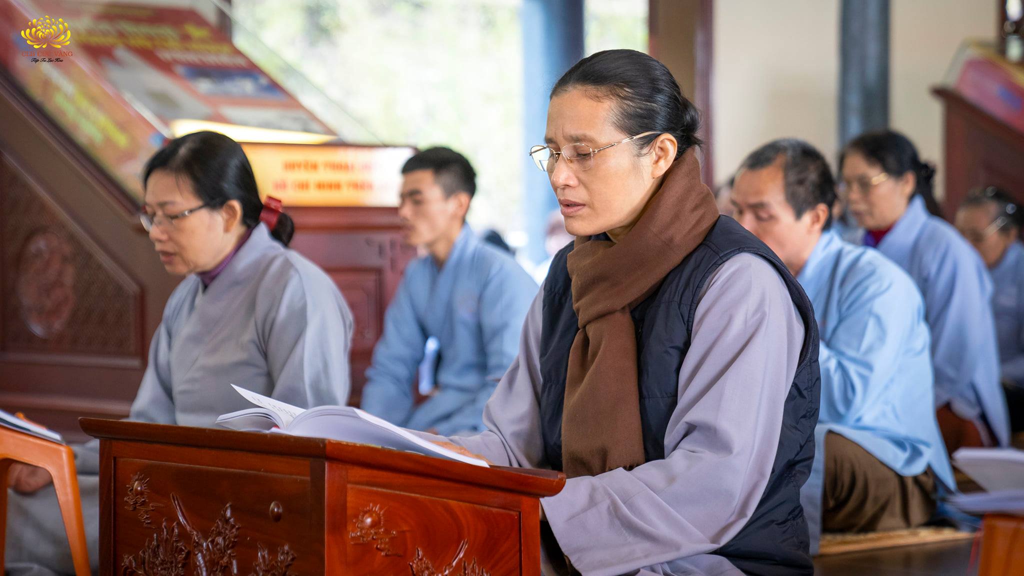Cô Phạm Thị Yến cùng các Phật tử trong CLB Cúc Vàng - Tập Tu Lục Hòa tụng kinh khai đàn.