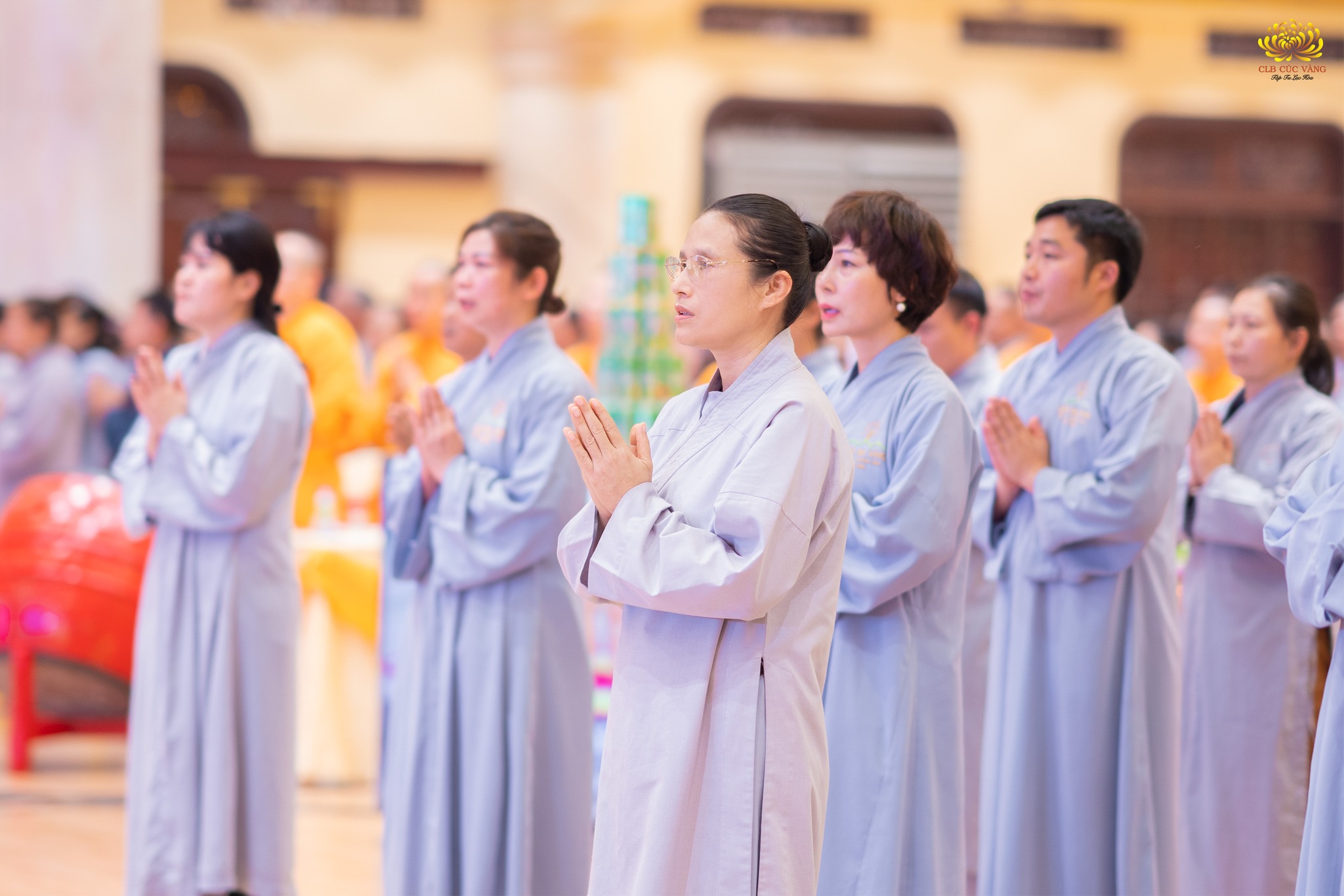 Cô Phạm Thị Yến cùng các Phật tử trong CLB Cúc Vàng tham gia Trai đàn chẩn tế lễ Ngũ Bách Danh.