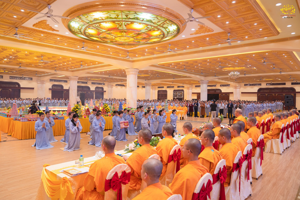 Đại diện cho các Phật tử trong CLB Cúc Vàng, Cô Phạm Thị Yến đã dâng lời bạch lễ tri ân trên Sư Phụ cùng chư tôn đức Tăng chùa Ba Vàng.