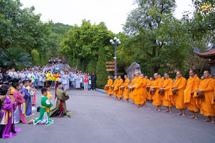  Cô Phạm Thị Yến đã dâng lời tác bạch cầu thỉnh trên Sư Phụ từ bi hứa khả, nạp thọ cho buổi đặt bát cúng dường nhân kỷ niệm 764 năm ngày sinh Phật hoàng Trần Nhân Tông