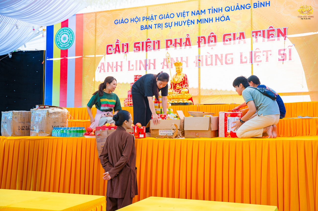 Trước thềm lễ cầu siêu phả độ gia tiên anh linh anh hùng liệt sĩ, Cô Phạm Thị Yến đã trực tiếp hướng dẫn và đồng hành cùng các Phật tử trong công tác chuẩn bị cho chương trình.