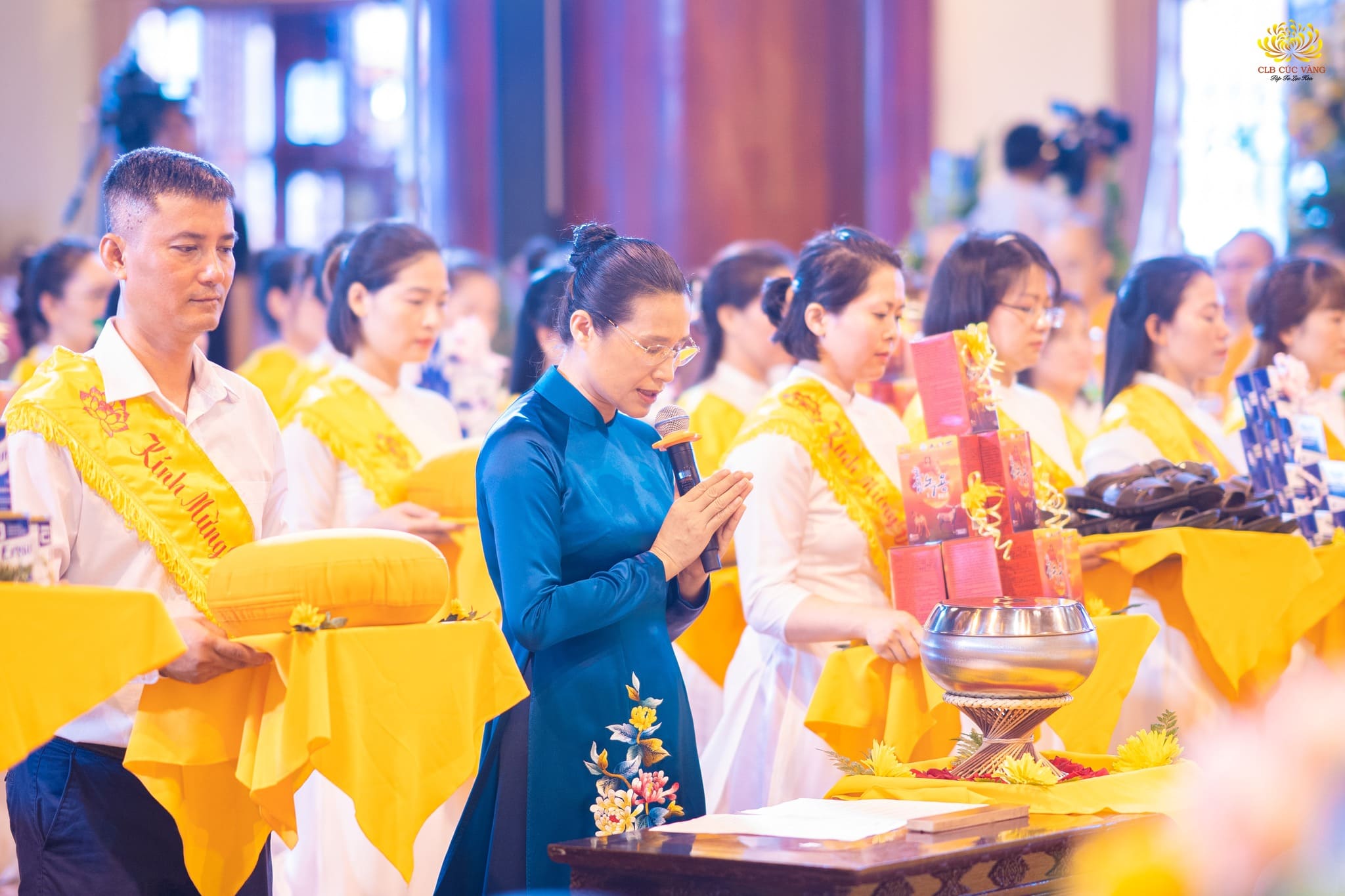 Đại diện cho nhân dân Phật tử và các Phật tử trong CLB Cúc Vàng, Cô Phạm Thị Yến dâng lời tác bạch trong buổi lễ