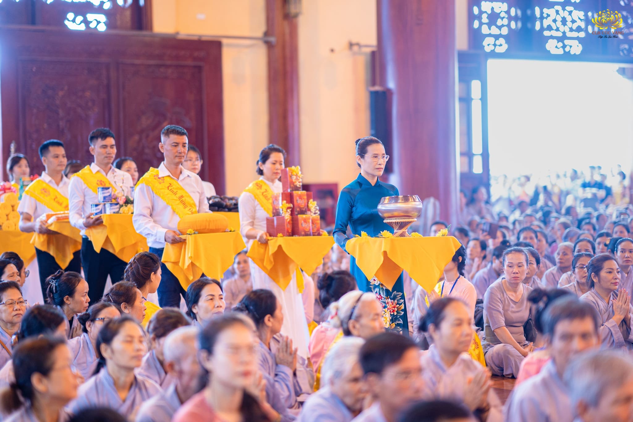 Cô Phạm Thị Yến đại diện cho nhân dân, Phật tử thập phương và các Phật tử trong CLB Cúc Vàng dâng phẩm vật cúng dường tứ sự đến chư Tăng nhân mùa Vu lan báo hiếu