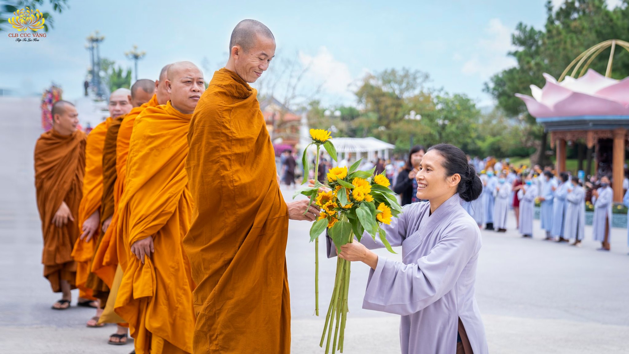 Cô Phạm Thị Yến dâng hoa cúng dường chư tôn đức Phật giáo Nam Tông