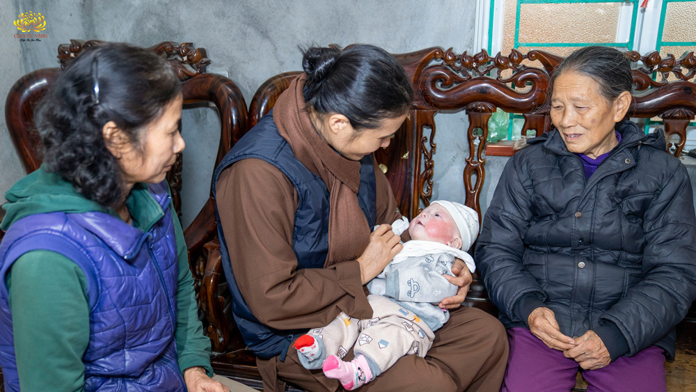 Cô Phạm Thị Yến đến thăm gia đình Phật tử trong CLB có hoàn cảnh khó khăn