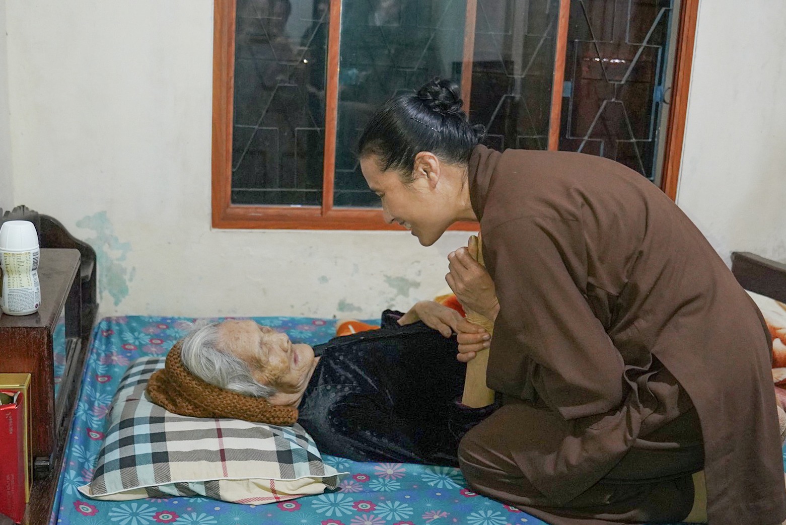 Cô Phạm Thị Yến hỏi thăm và động viên tới mẹ Việt Nam anh hùng Nguyễn Thị Phước, 96 tuổi, tại Thị xã Quảng Trị, tỉnh Quảng Trị.