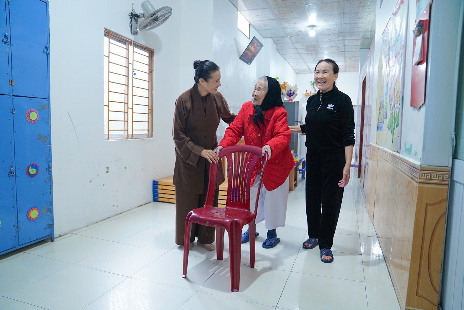 Cô Phạm Thị Yến hỏi thăm và động viên tới mẹ Việt Nam anh hùng Trần Thị Loan tại Huyện Triệu Phong, tỉnh Quảng Trị.