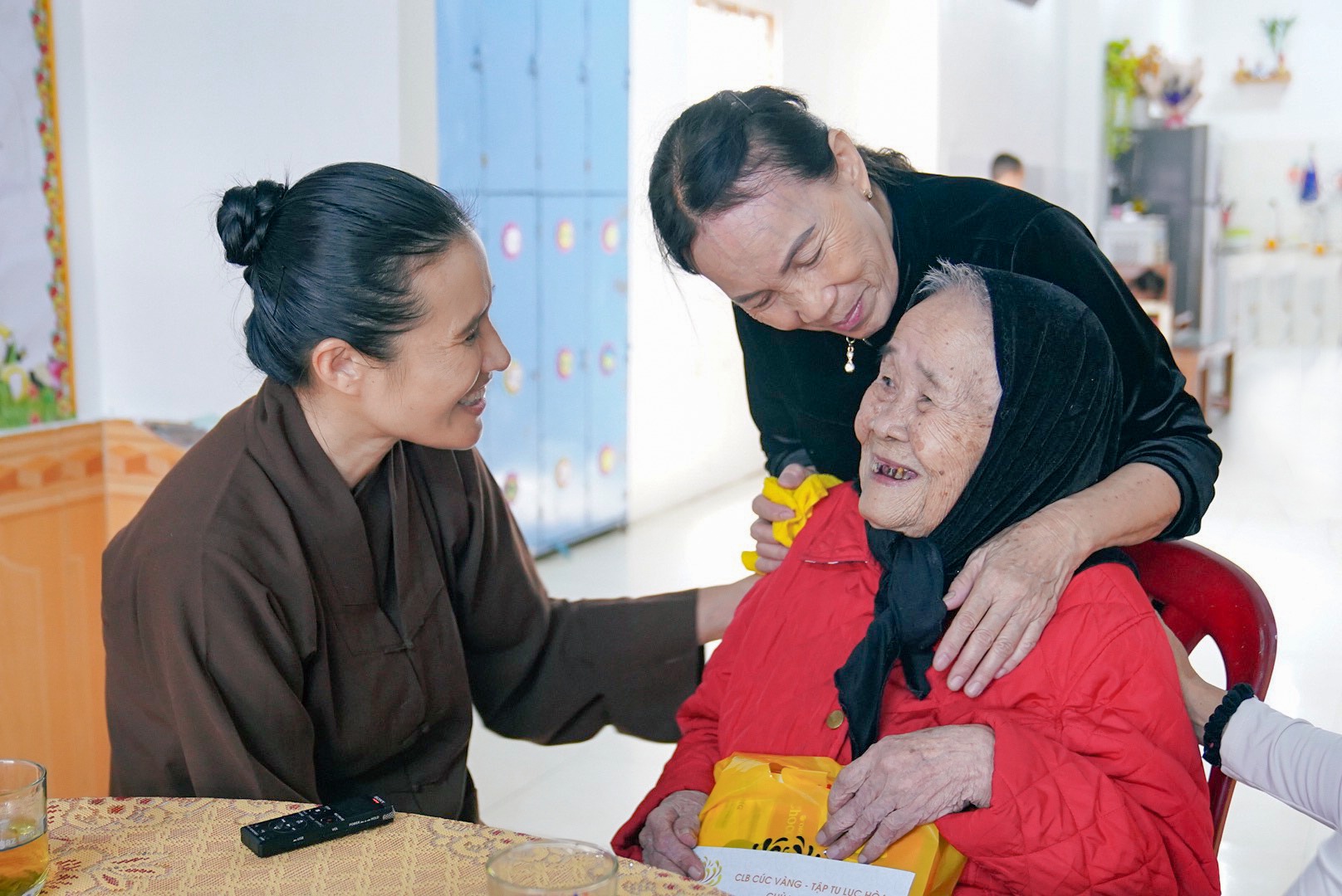 Cô Phạm Thị Yến hỏi thăm và trao quà, động viên tới mẹ Việt Nam anh hùng Trần Thị Loan tại Huyện Triệu Phong, tỉnh Quảng Trị.