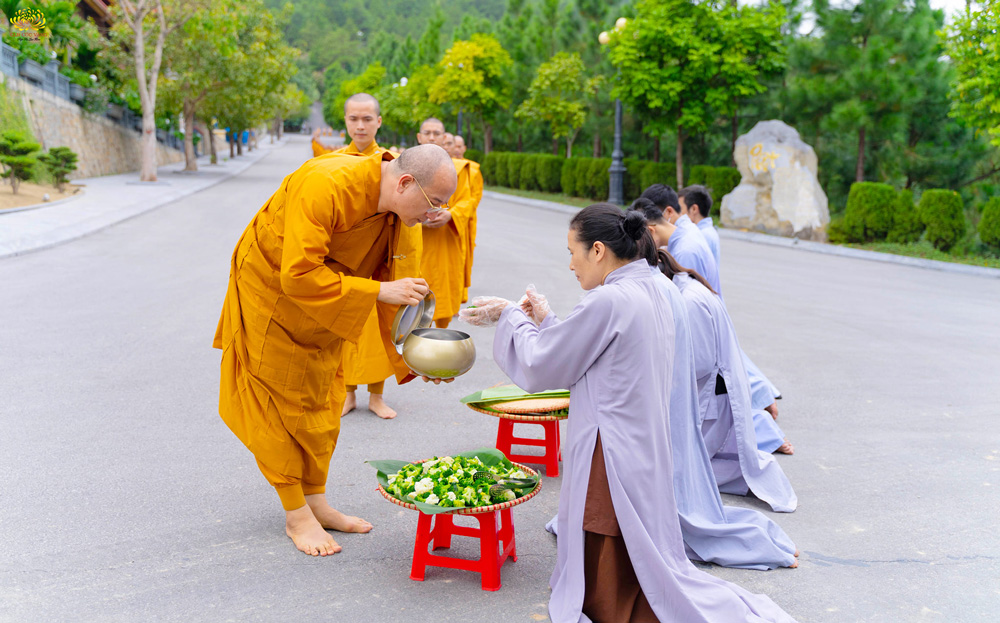 Cô chủ nhiệm Phạm Thị Yến cùng các Phật tử trong CLB Cúc Vàng - Tập Tu Lục Hòa đã thành kính sớt bát cúng dường Sư Phụ Thích Trúc Thái Minh cùng chư Tăng Ni chùa Ba Vàng.