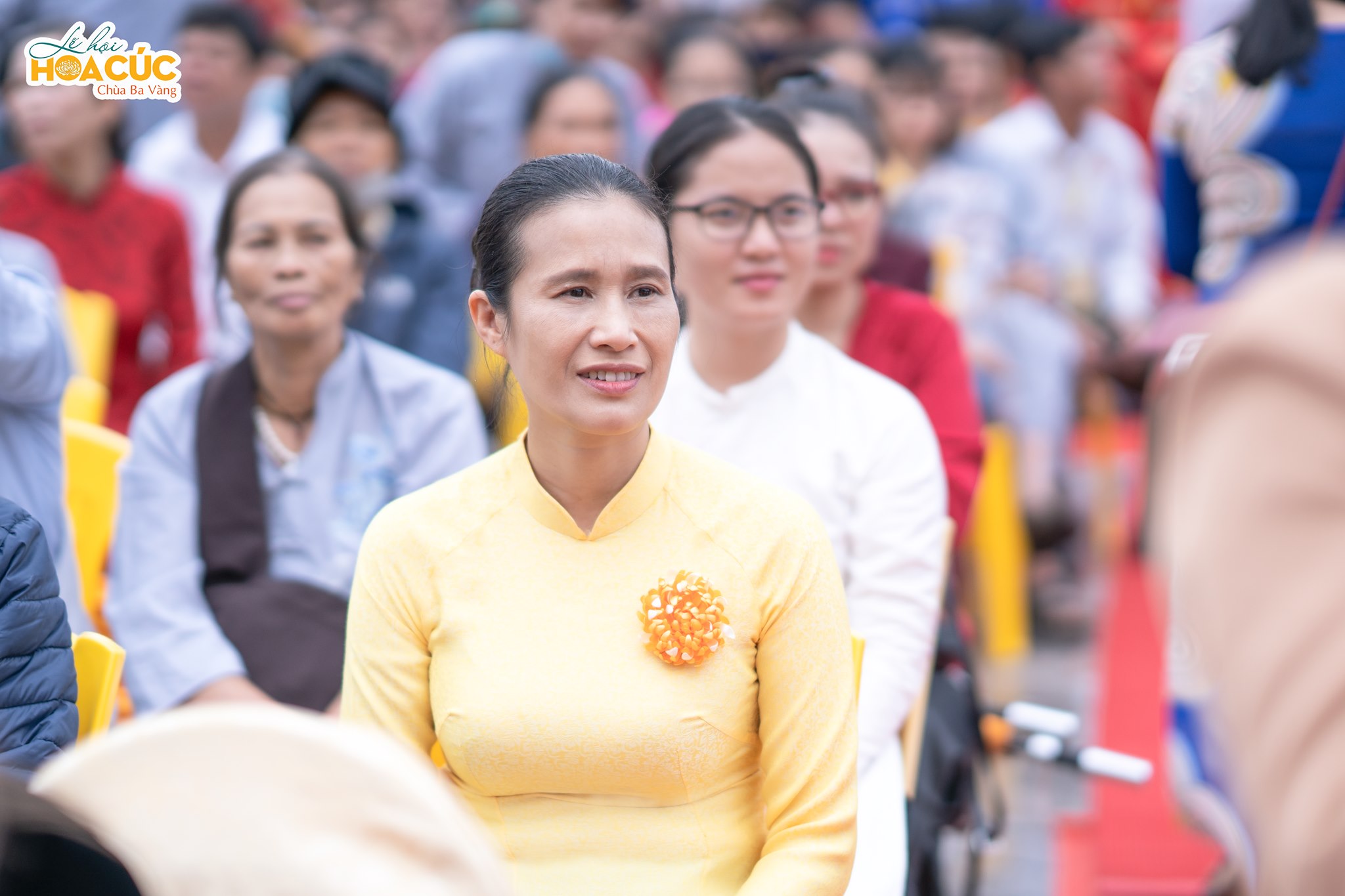 Hình ảnh Cô Phạm Thị Yến - Chủ nhiệm CLB Cúc Vàng - Tập Tu Lục Hòa trong buổi khai mạc Lễ hội Hoa Cúc chùa Ba Vàng 2020