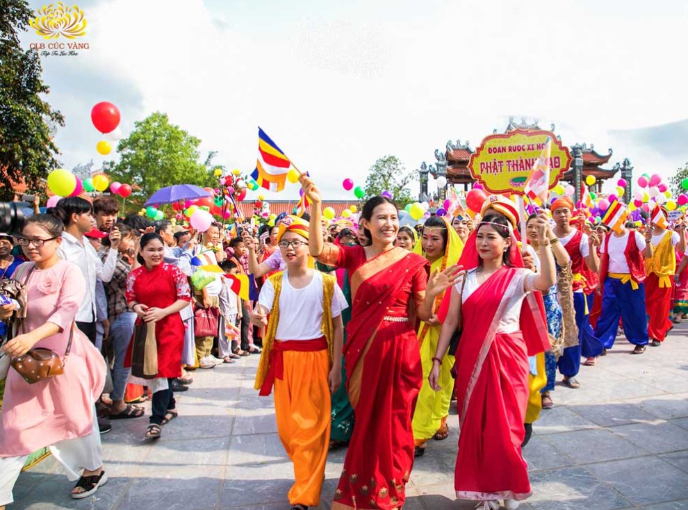 Cô Phạm Thị Yến trong lễ diễu hành xe hoa kính mừng Phật đản 2019 tại chùa Ba Vàng
