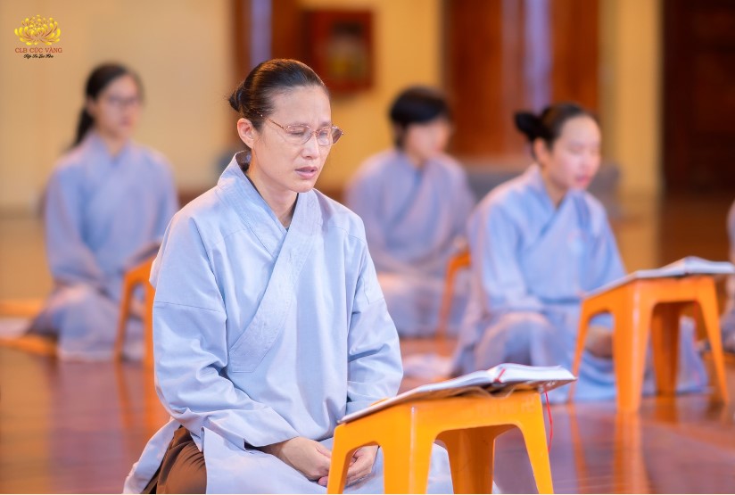 Cô Phạm Thị Yến tụng kinh cùng các Phật tử CLB Cúc Vàng trong pháp đàn Lương Hoàng Bảo Sám 2021