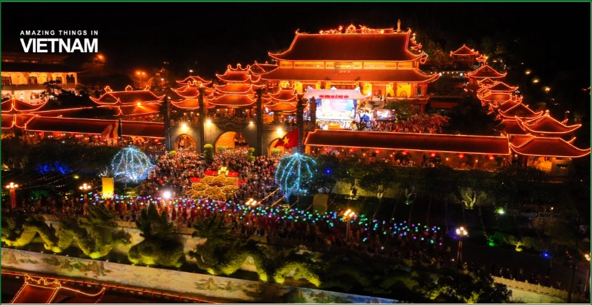 “Con đường ánh sáng” được quy tụ bởi nhiều điều đặc biệt trong đêm rước xe hoa mừng lễ Phật đản chùa Ba Vàng