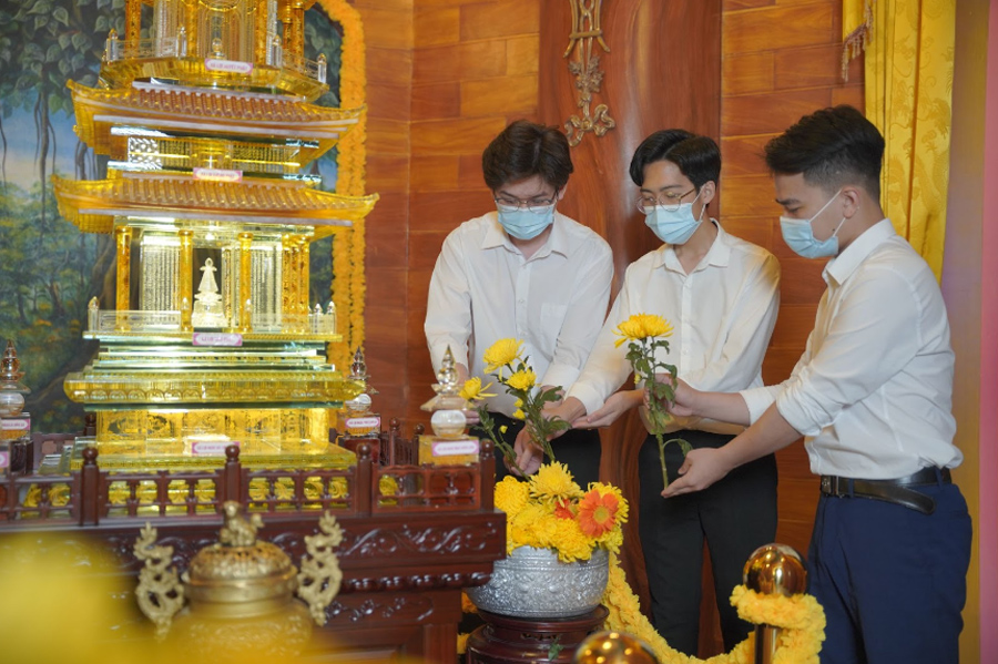 Cúng dường hương hoa Xá Lợi Phật cũng được phước báu như cúng dường Đức Phật thời tại thế 
