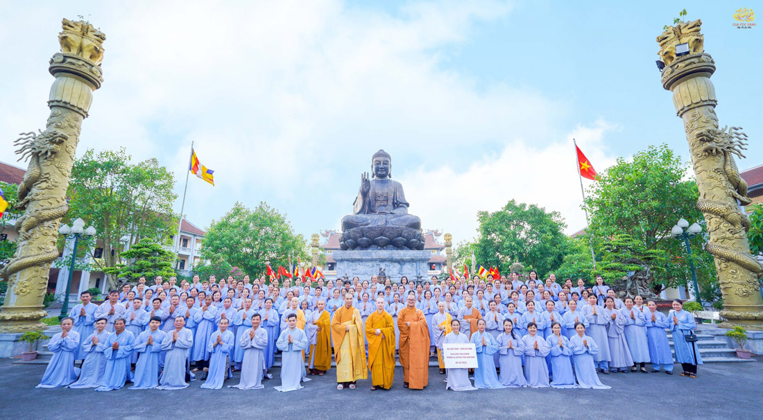 Các Phật tử chụp ảnh lưu niệm cùng đại diện chư Tăng Ni Thiền viện Trúc Lâm Thiên Trường (Nam Định)   trong buổi cúng dường trường hạ