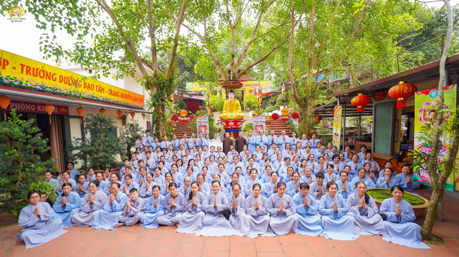 Phật tử chụp ảnh lưu niệm trong buổi cúng dường trường hạ chùa Cam Lộ (Lào Cai)