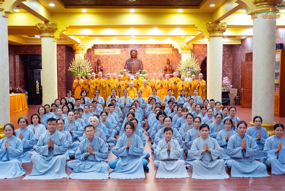 Đại diện chư Tăng Ni, Phật tử chùa Ba Vàng đến thăm và cúng dường trường hạ chùa Minh Đạo (TP. Hồ Chí Minh)