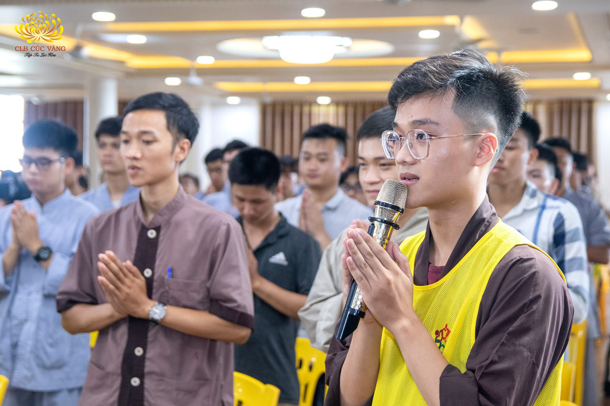 Bạn trẻ đại diện cho các bạn trong CLB Tuổi Trẻ dâng lời tác bạch đến Cô Phạm Thị Yến