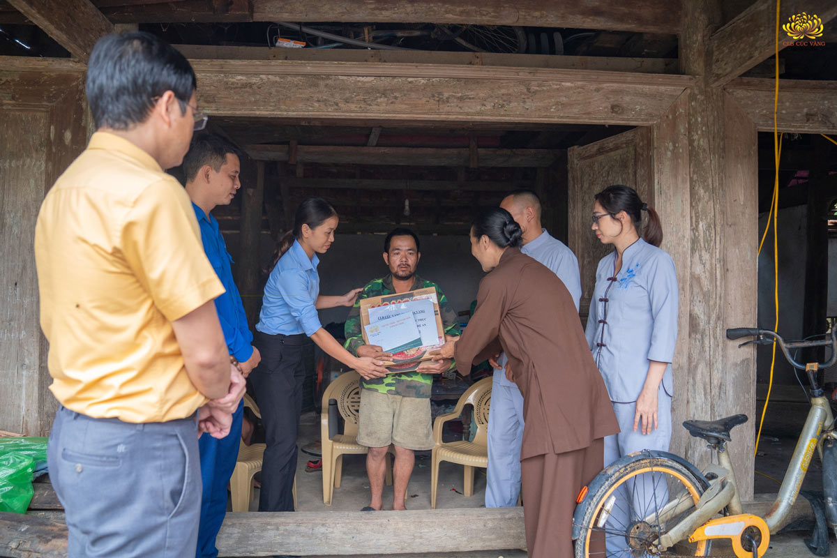 Cô Phạm Thị Yến cùng đại diện cán bộ chính quyền địa phương trao tặng quà  tới gia đình anh Nguyễn Văn Thể bị ảnh hưởng nặng nề vì bão 
