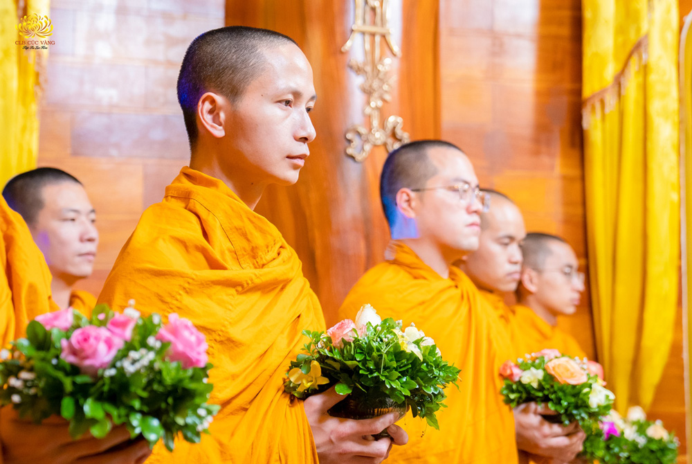 Đại diện chư Tăng đã cùng Sư Phụ chiêm bái và dâng hoa cúng dường Xá Lợi Phật.