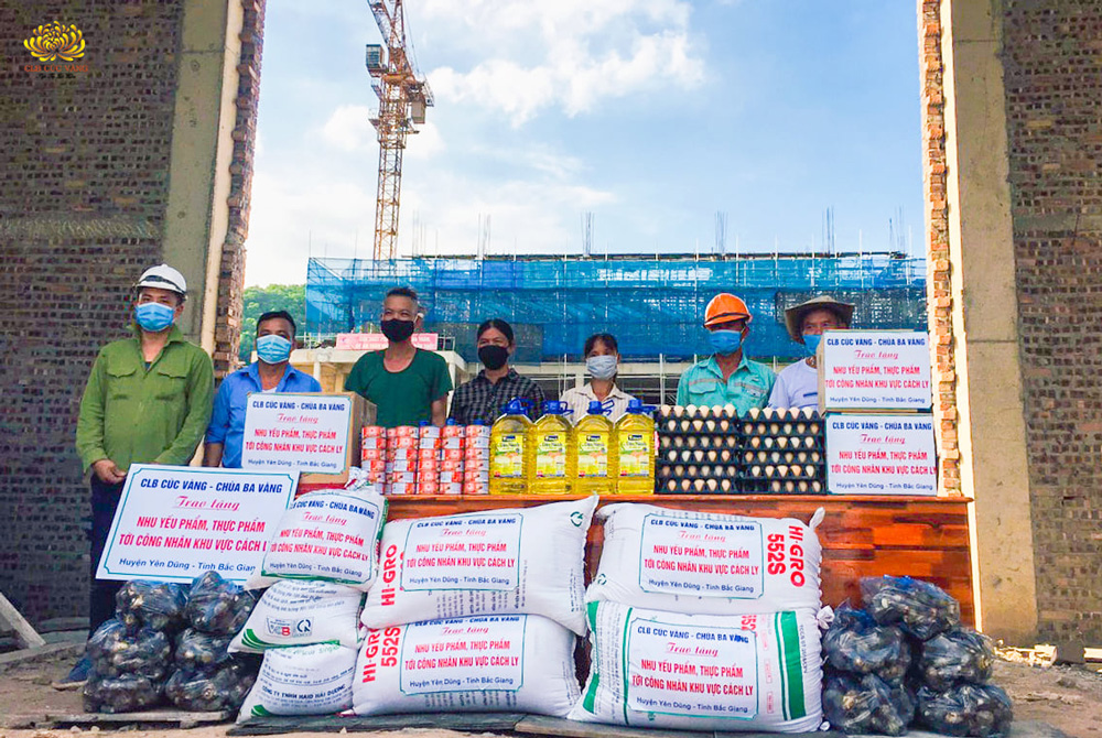 Trao tặng nhu yếu phẩm tới công nhân trong khu vực cách ly huyện Yên Dũng, tỉnh Bắc Giang