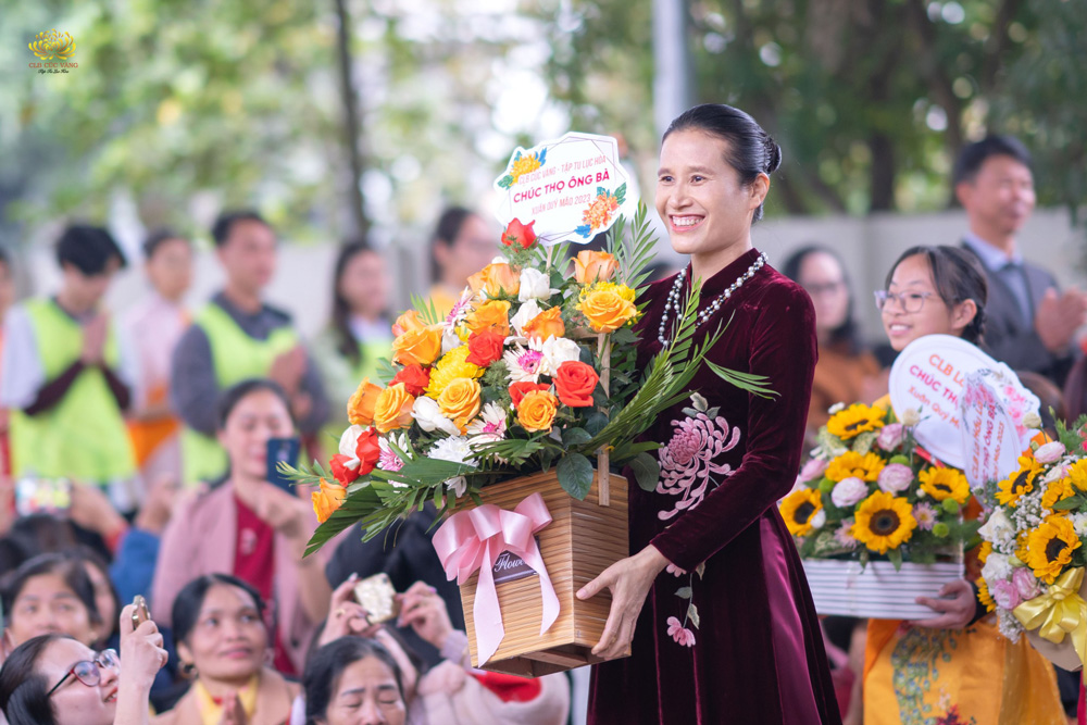 Cô Phạm Thị Yến cùng đại diện các Phật tử trong các CLB dâng hoa cúng dường 2 cụ thân sinh của Sư Phụ nhân dịp đầu xuân năm mới.