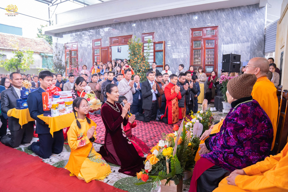 Đại diện cho các Phật tử trong CLB Cúc Vàng, CLB Tuổi trẻ và CLB La Hầu La, Cô Phạm Thị Yến thành kính dâng hoa, phẩm vật chúc thọ 2 cụ nhân dịp đầu xuân năm mới.