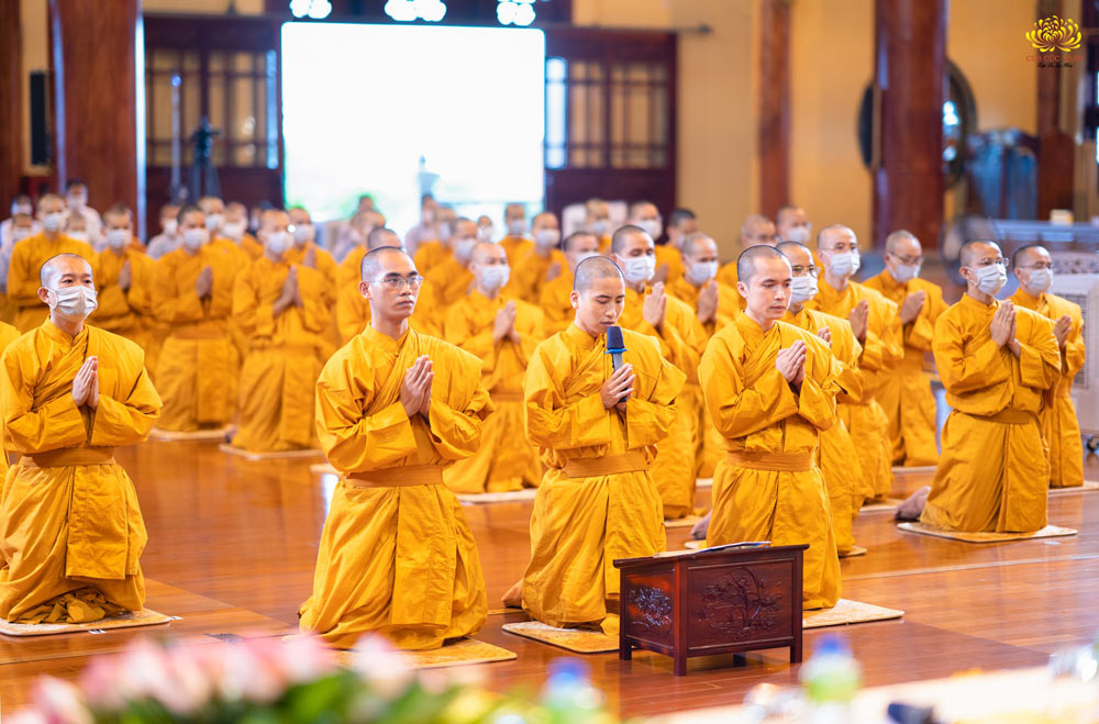 Chư tôn đức Tăng Ni cùng đại diện các Phật tử trong CLB Cúc Vàng - Tập Tu Lục Hòa đã dâng lời tri ân Sư Phụ, cha mẹ nhân mùa Vu Lan Báo Hiếu
