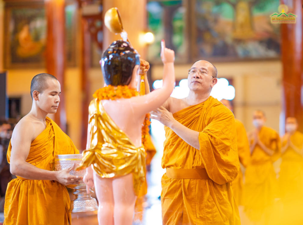 Dâng nước cúng dường tắm Phật là nghi lễ vô cùng thiêng liêng, mang lại phước báu cho người tham gia