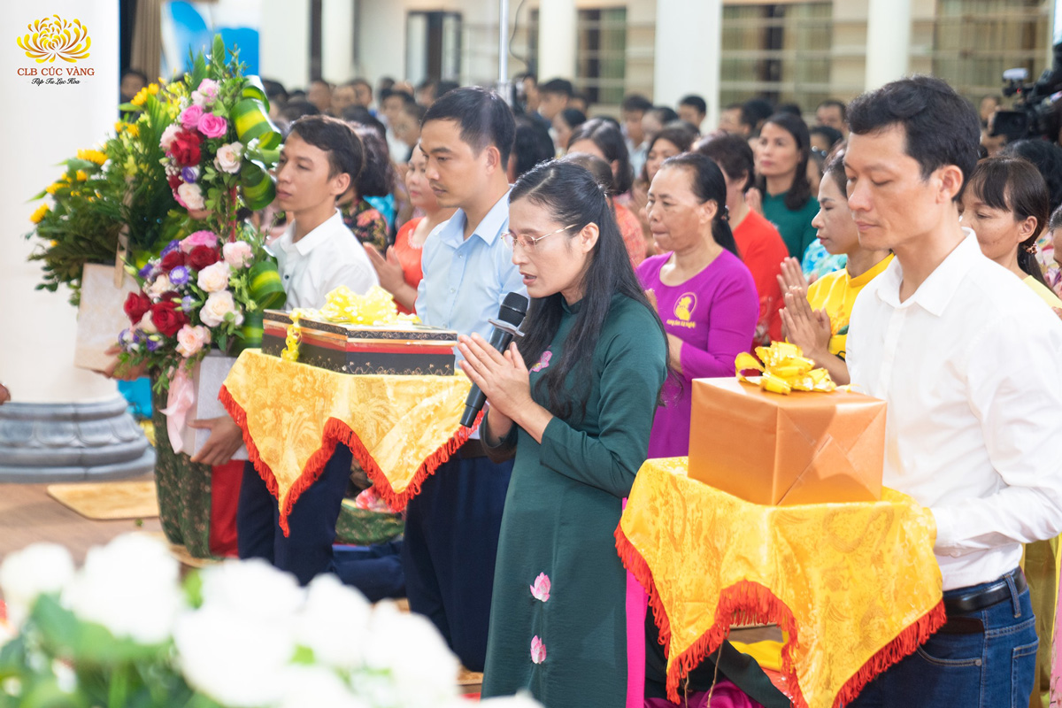 Phật tử CLB Cúc Vàng dâng phẩm vật cúng dường tri ân Sư Phụ cùng chư Tăng nhân ngày 20/11