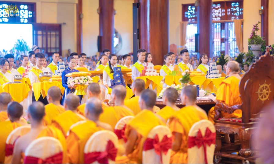  Đại diện các Phật tử trong CLB Cúc Vàng dâng vật phẩm cúng dường tới Sư Phụ cùng chư Tăng chùa Ba Vàng nhân mùa Vu lan