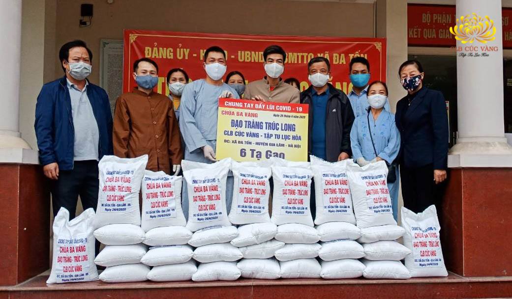 Đạo tràng Trúc Long phát tặng 6 tạ gạo tại xã Đa Tốn, huyện Gia Lâm, Hà Nội.
