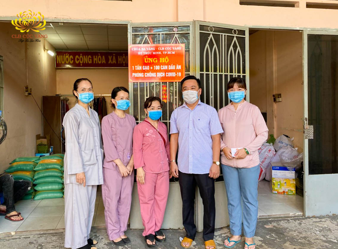 Tại TP Hồ Chí Minh, đạo tràng Trúc Minh phát tặng hơn 1 tấn gạo (Chung tay giúp đỡ những người có hoàn cảnh khó khăn)