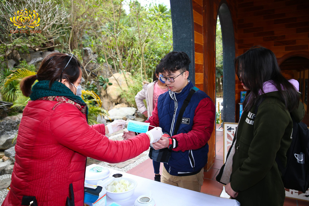 Du khách thập phương về chùa Ba Vàng được đo thân nhiệt và nhận khẩu trang miễn phí