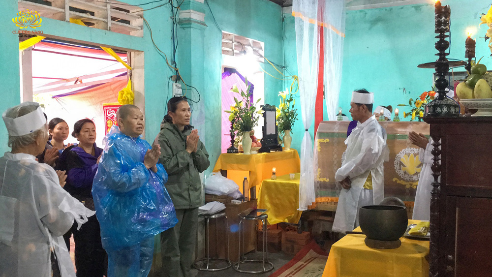 Đoàn từ thiện CLB Cúc Vàng đến thăm hộ gia đình có tang sự trong đợt lũ lụt