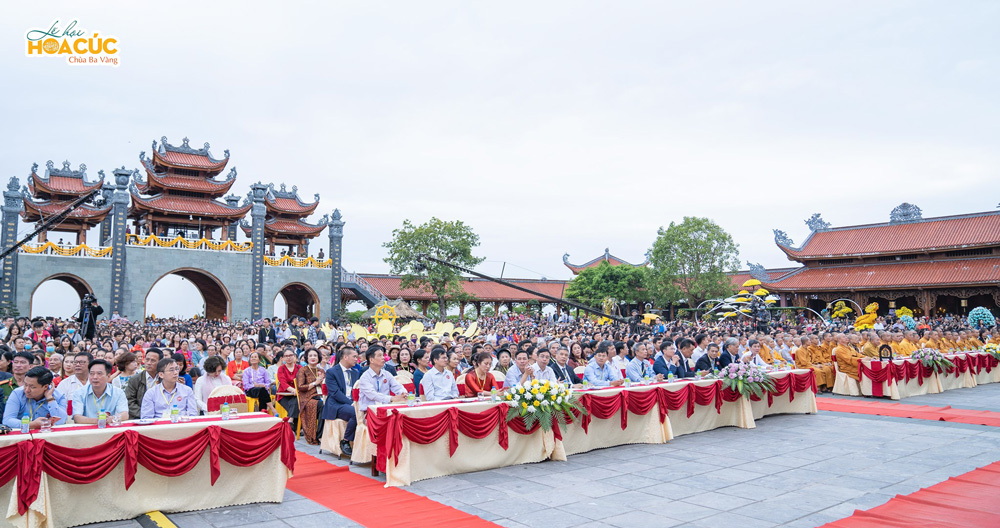 Đông đảo Phật tử nhân dân về chùa tham dự chương trình khai mạc Lễ hội Hoa Cúc 2020