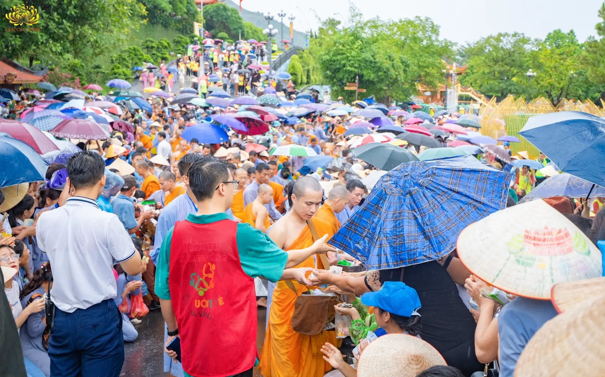 Đông đảo nhân nhân, Phật tử thập phương tham dự buổi lễ đặt bát cúng dường chư Tăng.