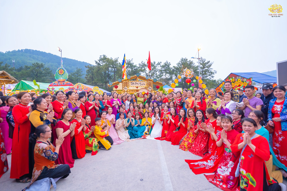 Các Phật tử đến từ Bắc Ninh chụp hình lưu niệm bên Cô chủ nhiệm ngay trước cổng trại của mình