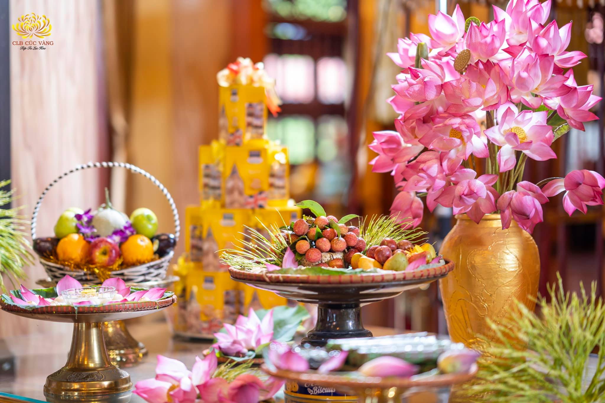 Dưới sự sách tấn của Cô Phạm Thị Yến cùng đôi bàn tay khéo léo của các Phật tử đã trang trí lên những lẵng hoa, giỏ quả và chén bánh đẹp mắt để dâng lên cúng dường Tam Bảo