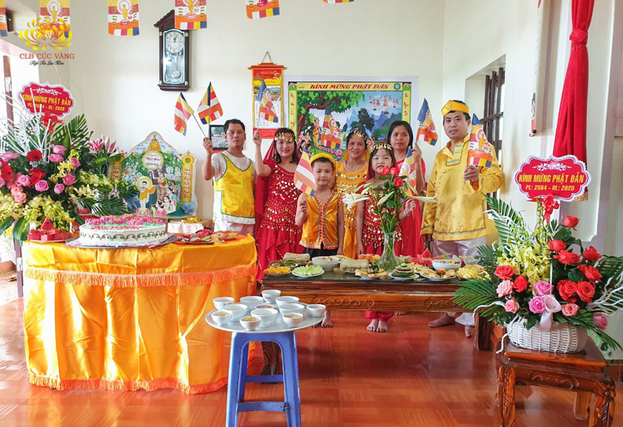 Gia đình đón mừng tết Phật đản tại nhà