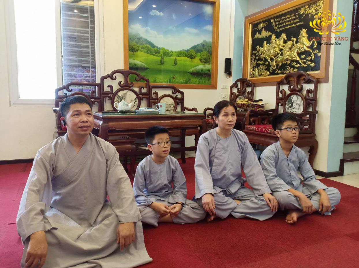 Gia đình Phật tử đạo tràng Trúc Long - Long Biên nghe Pháp qua mạng trong ngày tu tập Bát quan trai