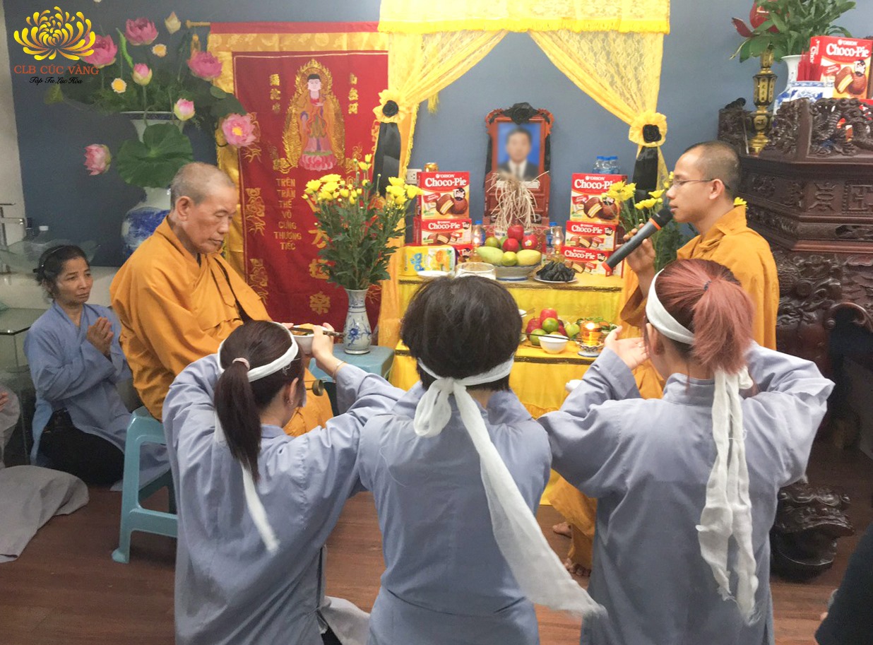 Gia đình Phật tử trong đạo tràng Minh Long Ba Đình đã thỉnh mời chư Tăng chùa Ba Vàng về làm lễ 100 ngày cho thân nhân đã mất