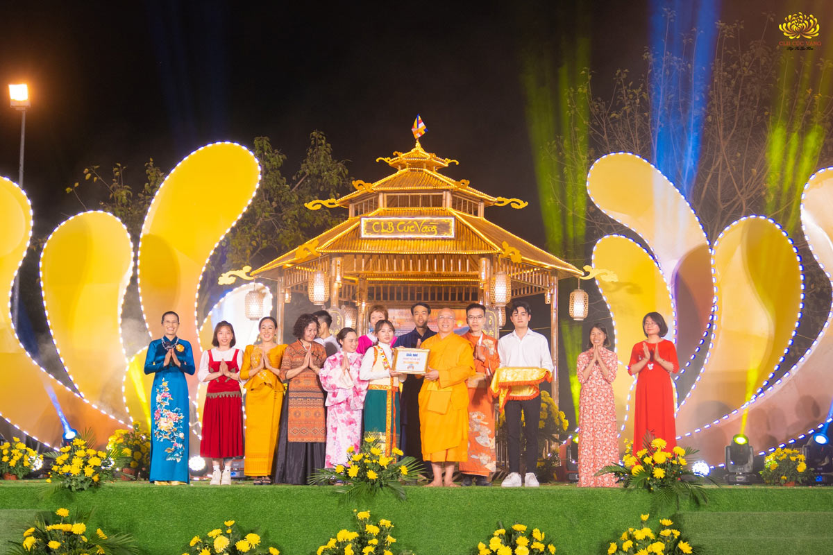 Giải nhì hội trại được Sư Phụ Thích Trúc Thái Minh trao cho các Phật tử trong đạo tràng Phật tử xa xứ chùa Ba Vàng