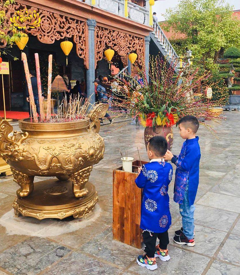 Hải Phong và Hải Nam rất thích được về chùa Ba Vàng cùng mẹ.