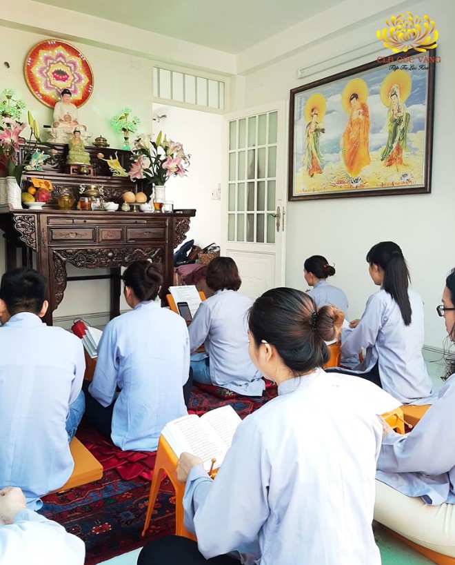 Các Phật tử trong đạo tràng Trúc Minh đọc tụng kinh Tam Bảo mong cầu chuyển hóa vận hạn
