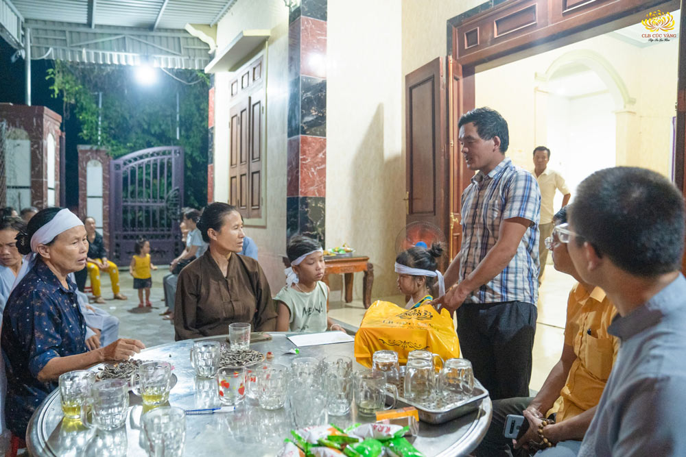 Cô Phạm Thị Yến hỏi thăm các cháu bé là con của 2 vợ chồng đã thiệt mạng  do cơn bão lịch sử
