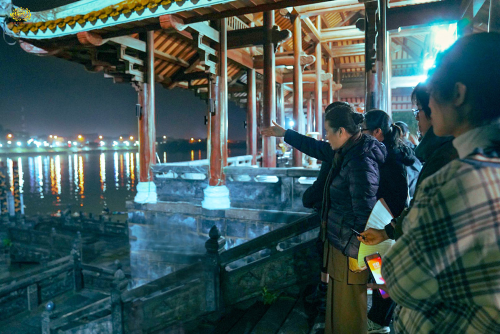 Cô Phạm Thị Yến trực tiếp hướng dẫn các Phật tử trong công tác chuẩn bị cho chương trình tại bên bờ sông Thạch Hãn - Nơi diễn ra Đại lễ cầu siêu cho anh linh các Anh hùng liệt sĩ.