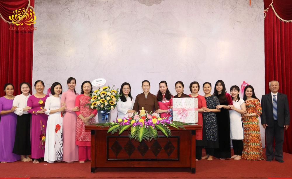Bạn Lưu Thị Thúy (đứng thứ 3 từ phải sang) cùng các Phật tử trong CLB Trúc Thanh chụp ảnh lưu niệm cùng Cô chủ nhiệm